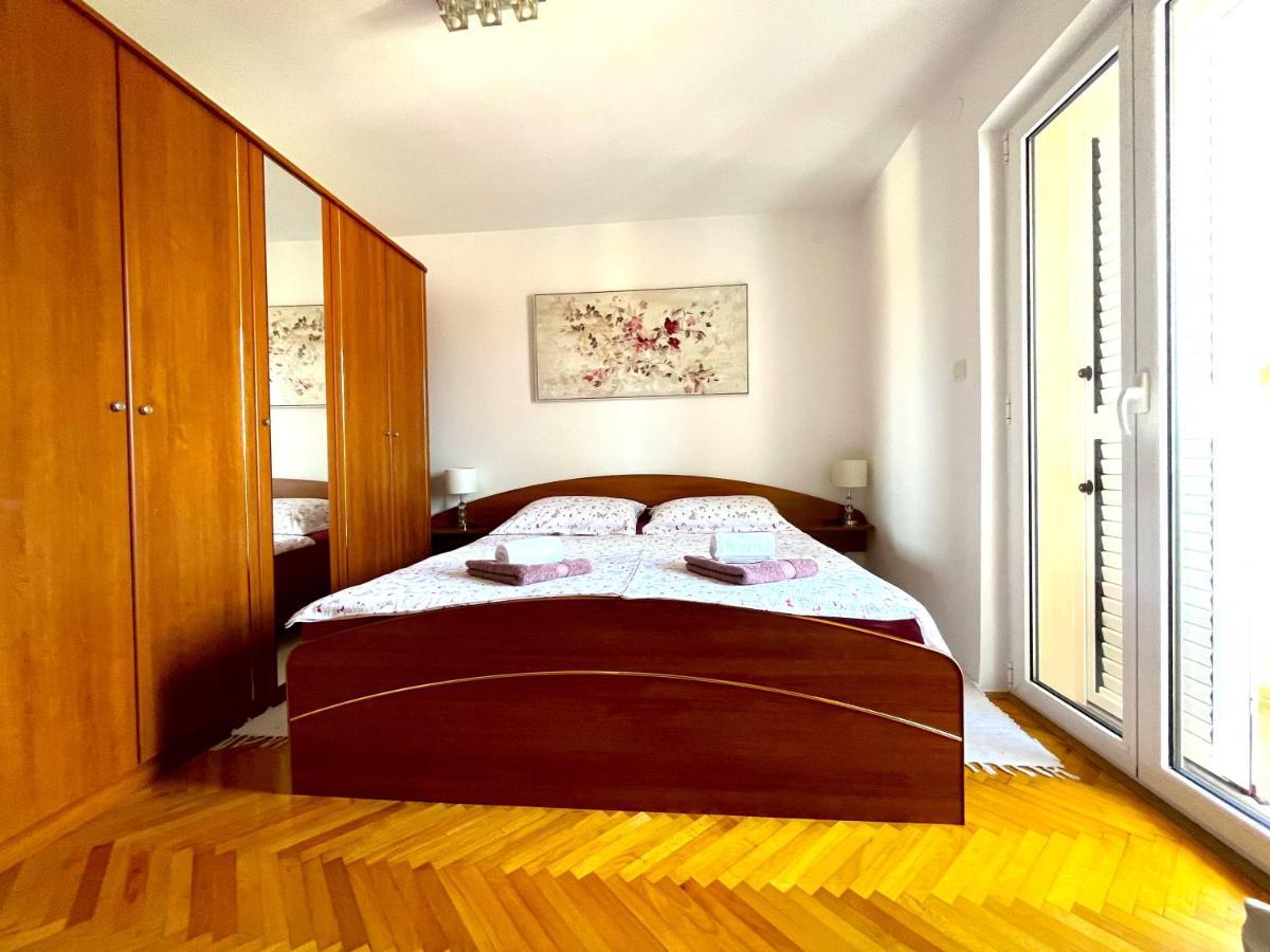 Apartment And Rooms Milak Rab Town Exterior foto