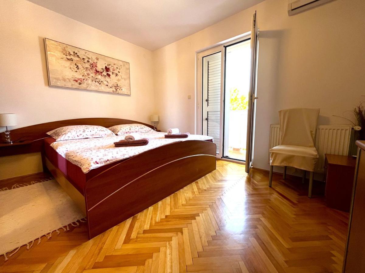 Apartment And Rooms Milak Rab Town Exterior foto