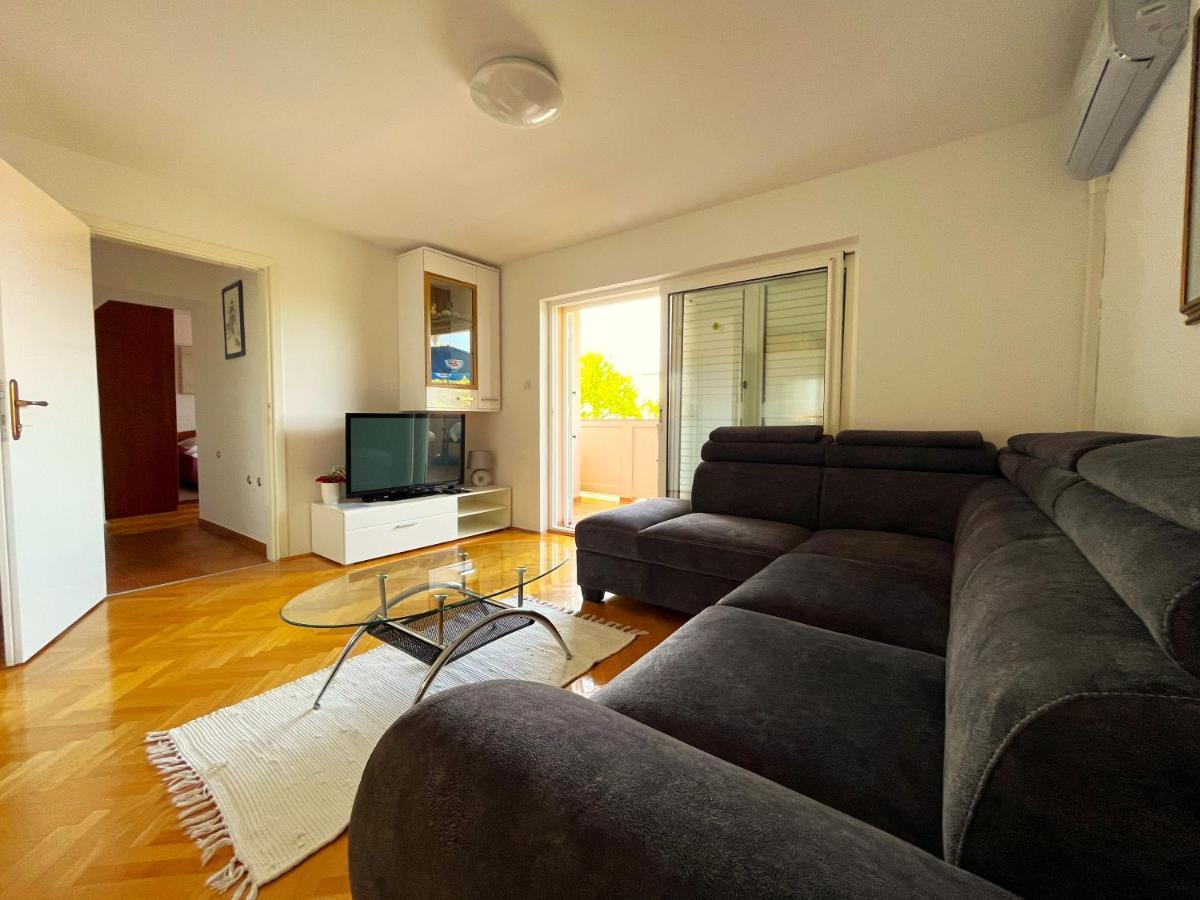 Apartment And Rooms Milak Rab Town Exterior foto
