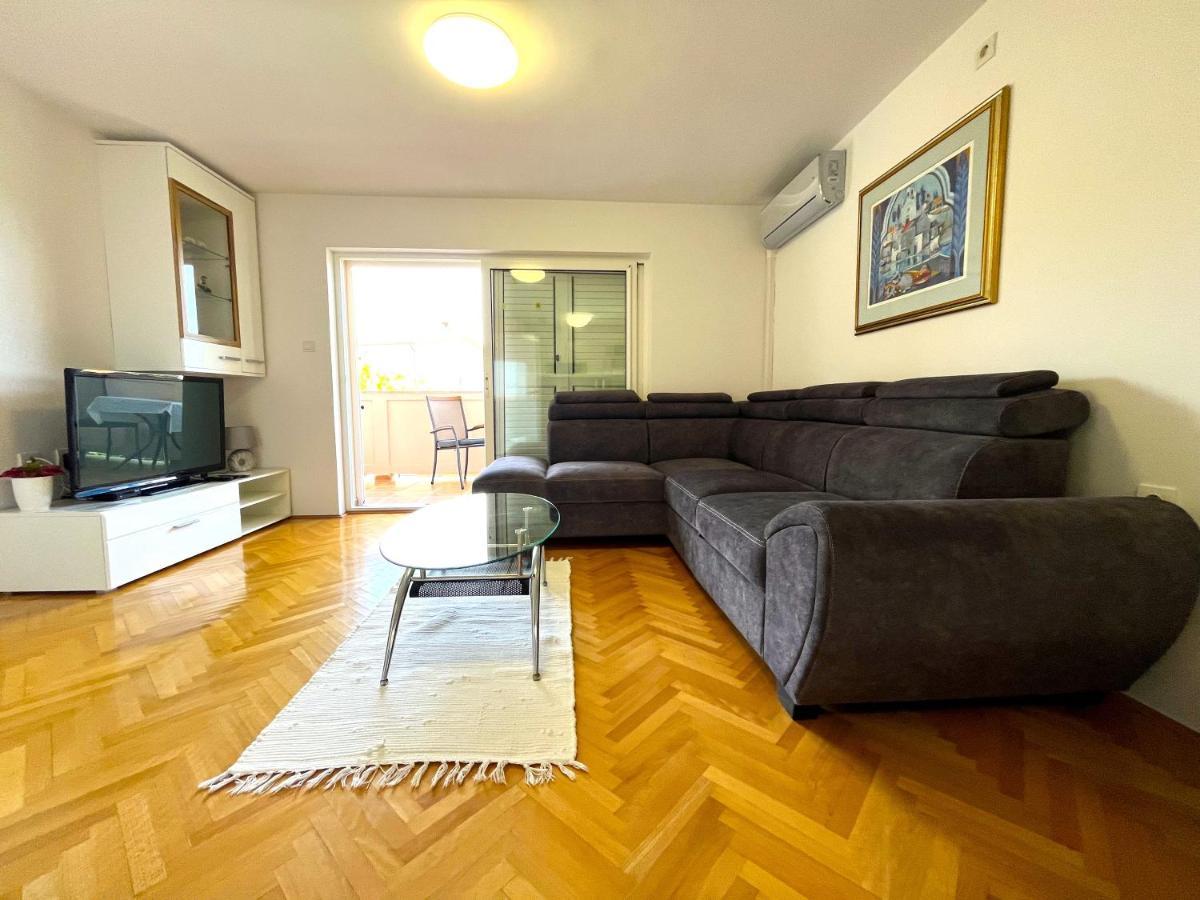 Apartment And Rooms Milak Rab Town Exterior foto