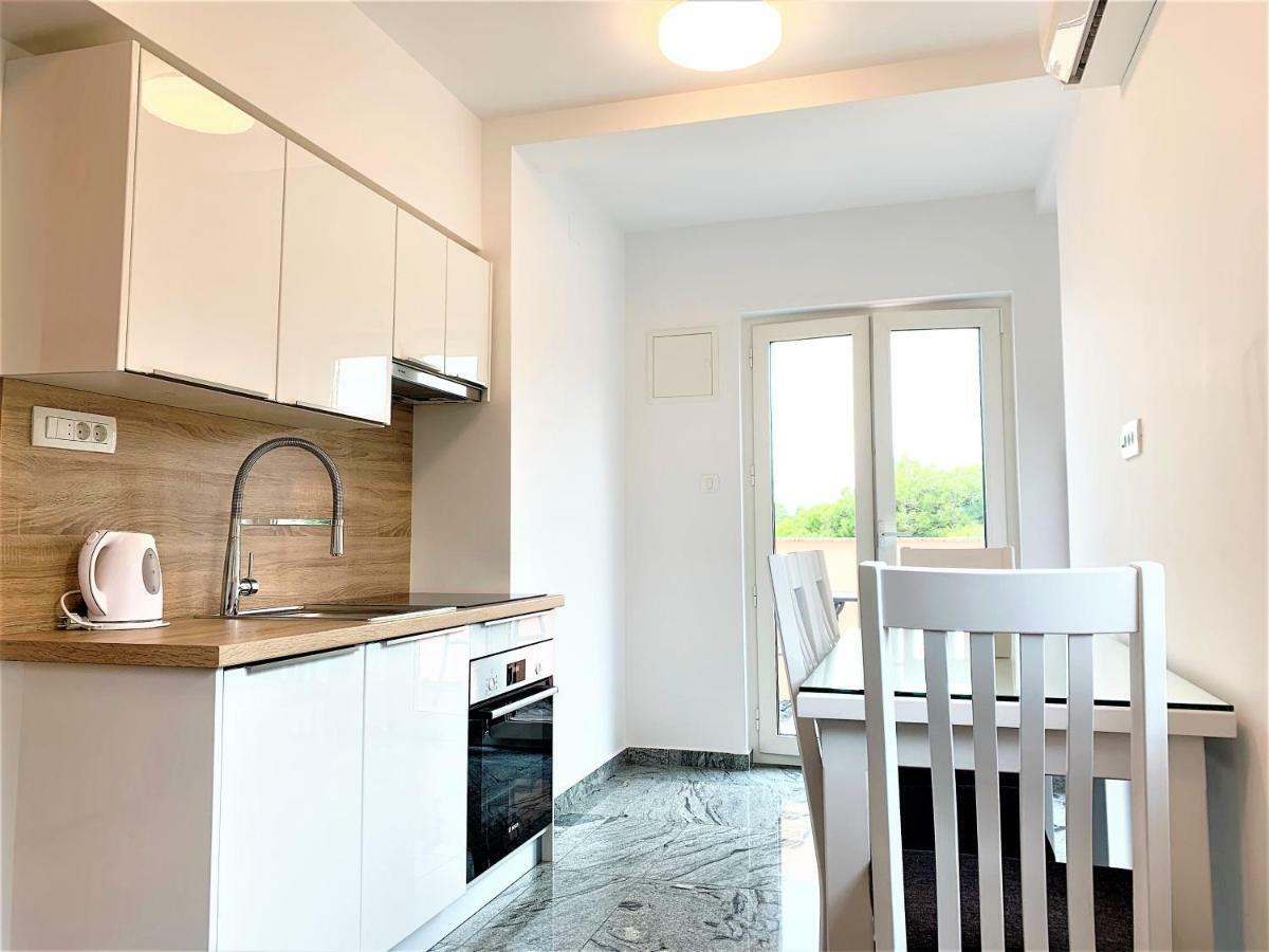 Apartment And Rooms Milak Rab Town Exterior foto