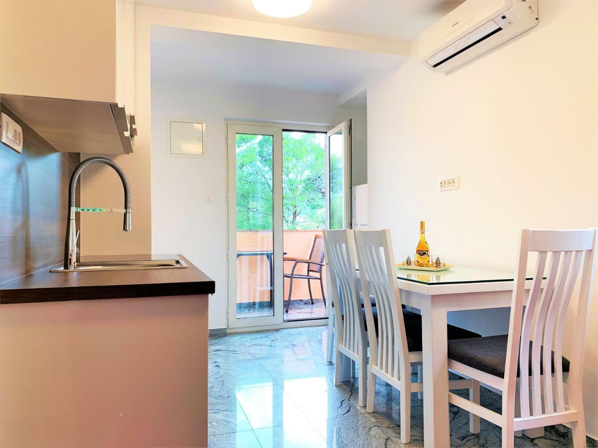 Apartment And Rooms Milak Rab Town Exterior foto