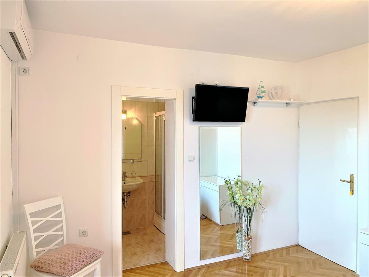 Apartment And Rooms Milak Rab Town Exterior foto