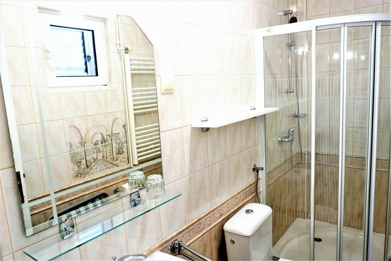 Apartment And Rooms Milak Rab Town Exterior foto