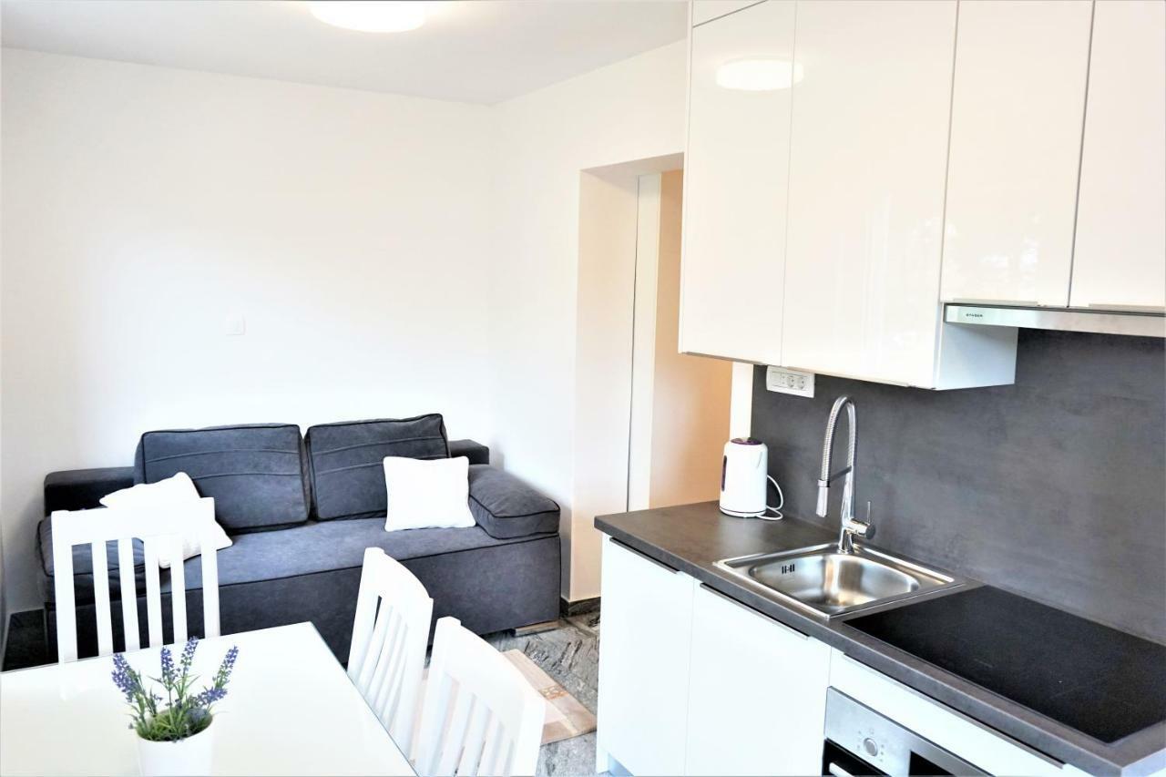 Apartment And Rooms Milak Rab Town Exterior foto