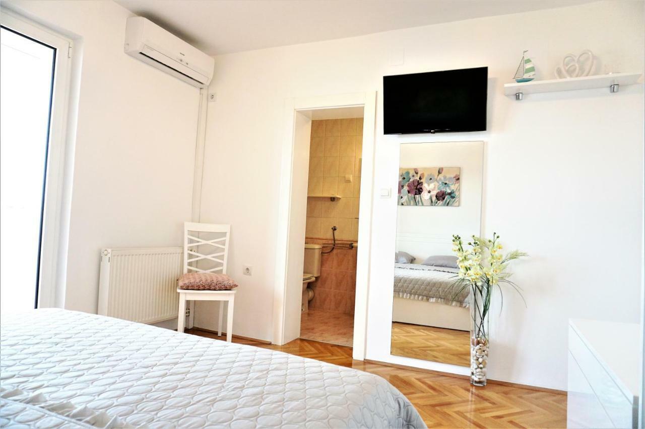 Apartment And Rooms Milak Rab Town Exterior foto