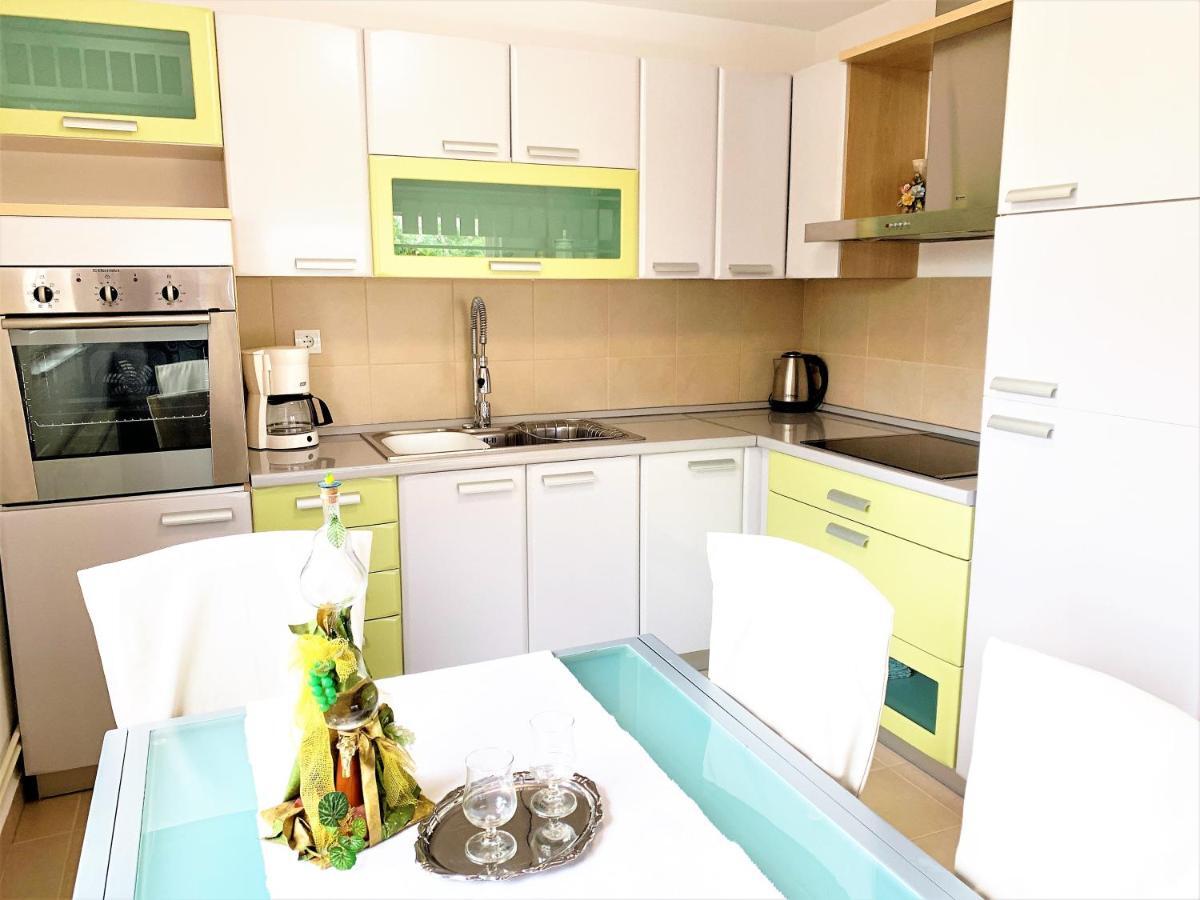 Apartment And Rooms Milak Rab Town Exterior foto